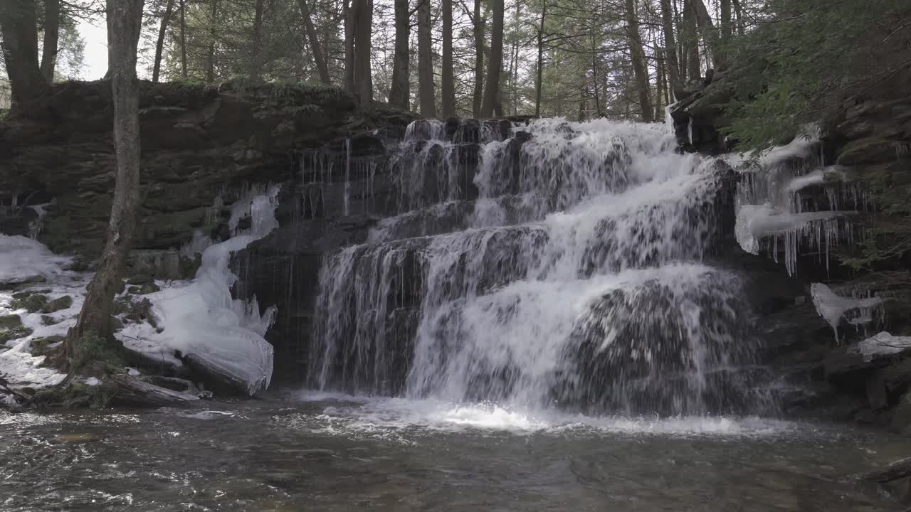 Isende fossefall på steinete terrasserte klipper i sentrale Pennsylvania om vinteren – Rosecrans Falls