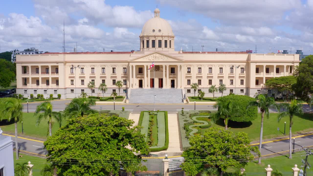 vuelo hacia atrás a baja altitud con drone en el palacio presidencial de la república dominicana