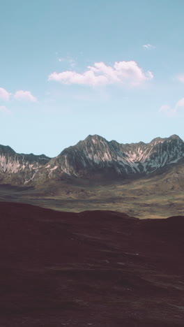 majestuosa cordillera bajo un cielo azul claro