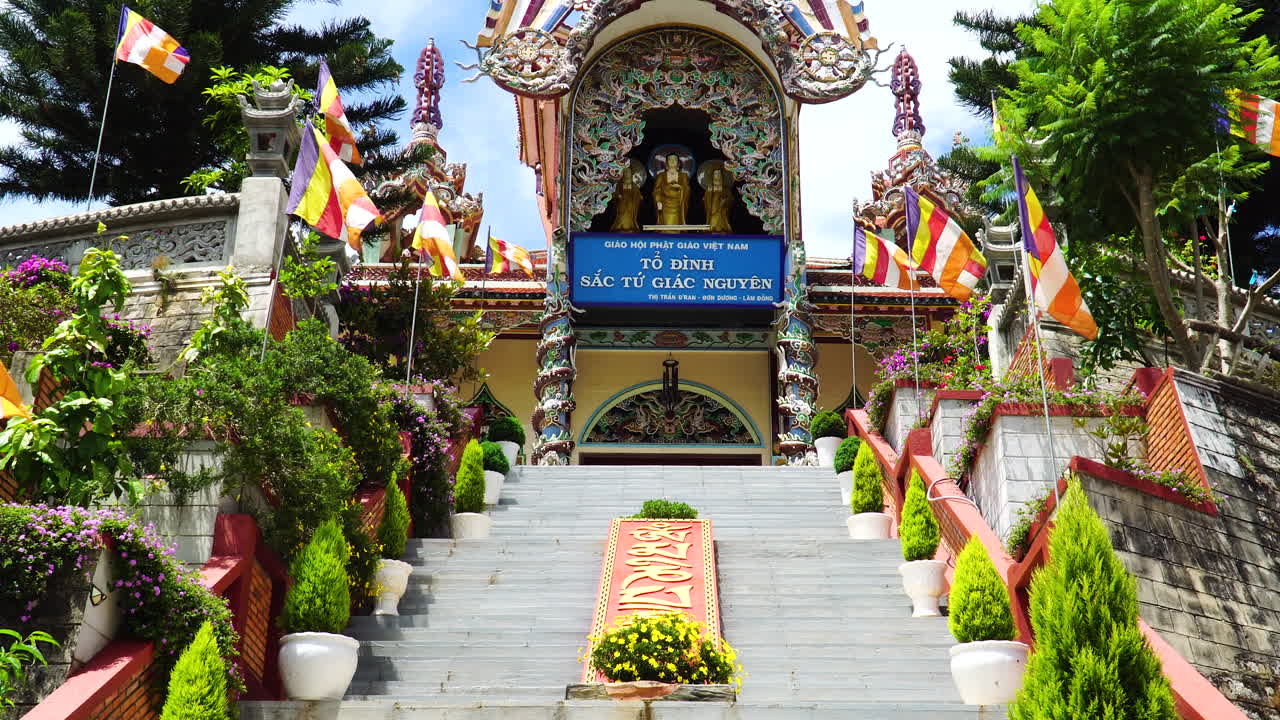 templo budista gia nguye en vietnam. levantarse