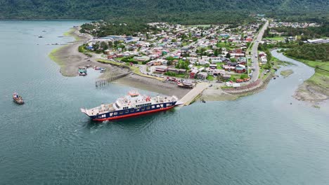 ferry amarrado en la ciudad de hornopiren ubicada en la comuna de hualaihué en la provincia de palena, sur de chile