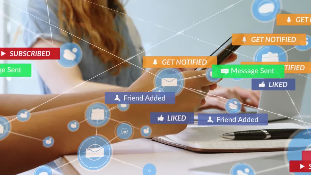 스마트 폰을 사용하는 두 인종 여성에 대한 미디어 아이콘과의 연결 네트워크의 애니메이션