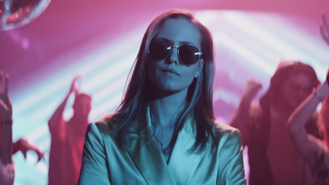 mujer en un club nocturno