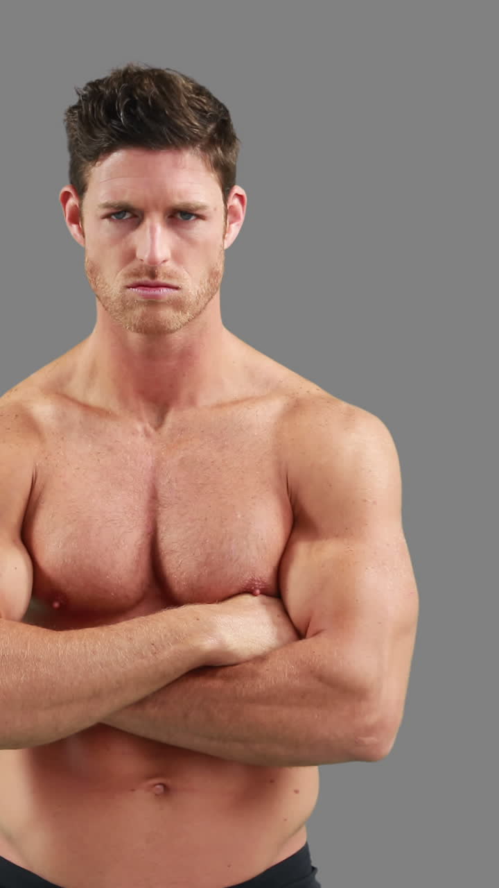 hombre musculoso con los brazos cruzados