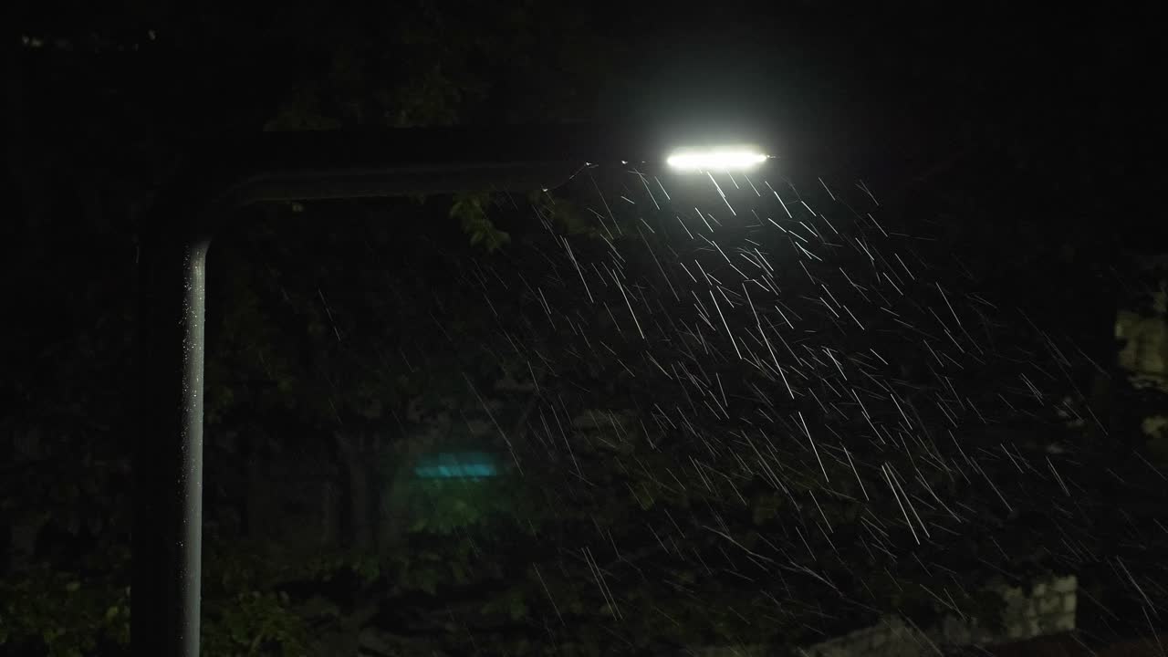lluvia por la noche: luz de la calle en la lluvia
