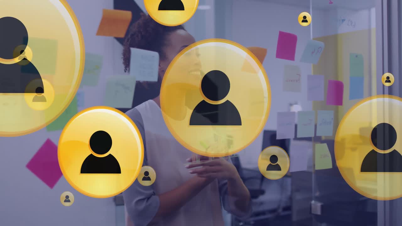 animación de personas iconos sobre mujer de negocios afroamericana discutiendo sobre notas de memorando