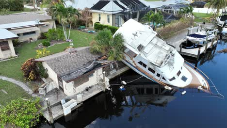 Großes-Luxusboot-Kenterte-Und-Sank-Am-Pier-In-Florida,-Amerika