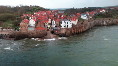 Ancient-Town-Of-Robin-Hood's-Bay-In-The-Coast-Of-North-Yorkshire,-England-UK