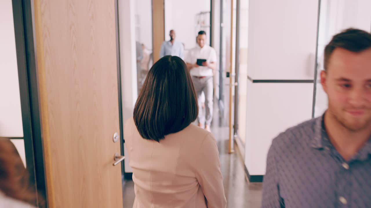 사무실 복도 에서 상호 작용 하는 사업가 들