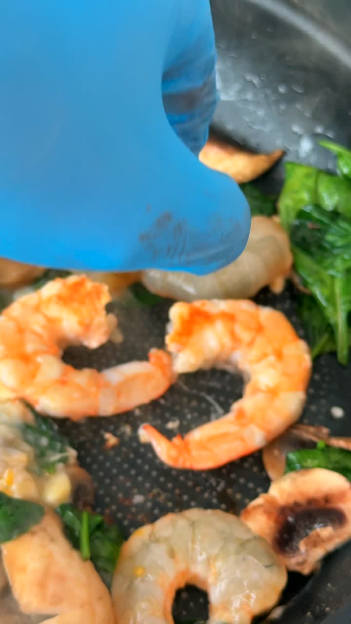 Cooking shrimp with mushrooms and spinach
