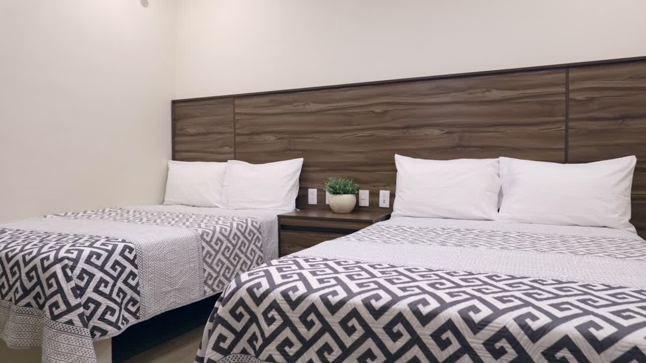 habitación de hotel de lujo con cama doble