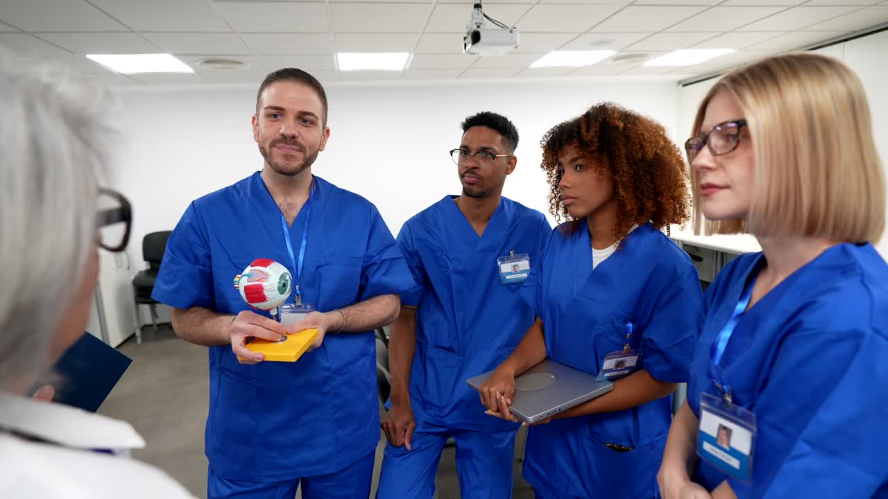 Grupo diverso de estudiantes de medicina aprendiendo sobre la anatomía del ojo