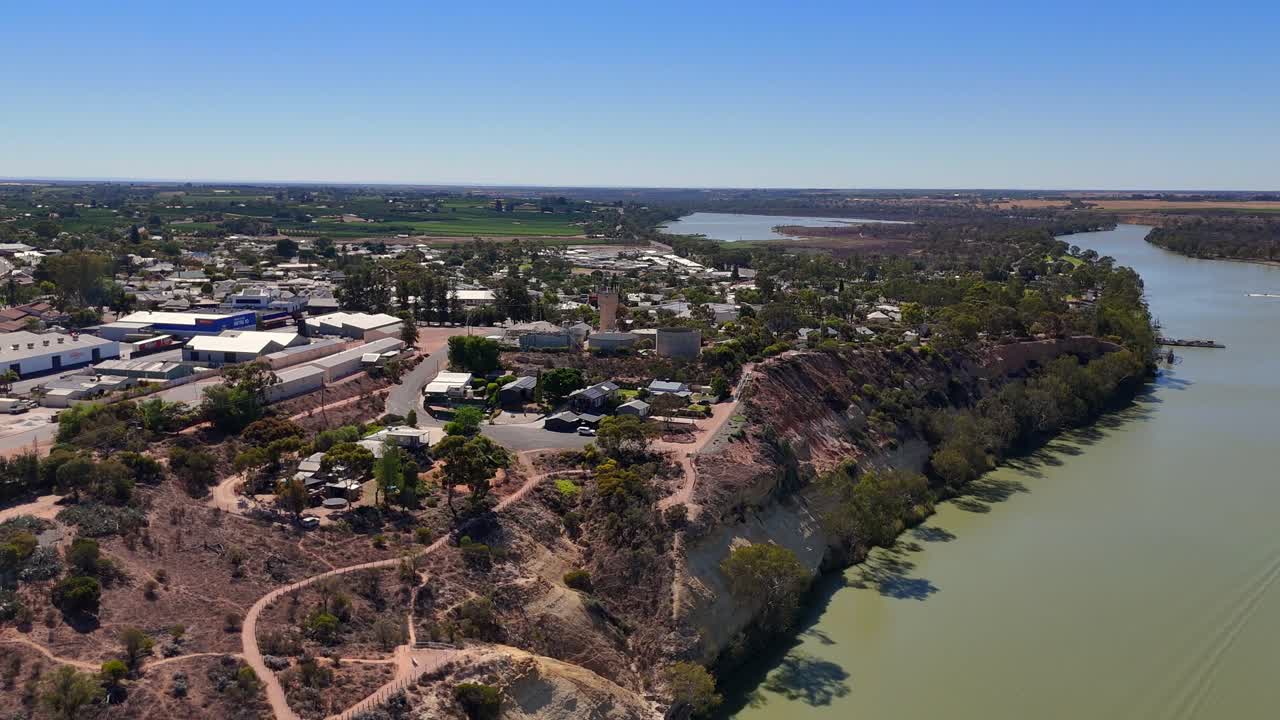 El pueblo de Waikerie sigue el curso del río Murray, con casas junto al río y zonas verdes a lo largo de las orillas, camino que desciende por el borde del acantilado, vista aérea