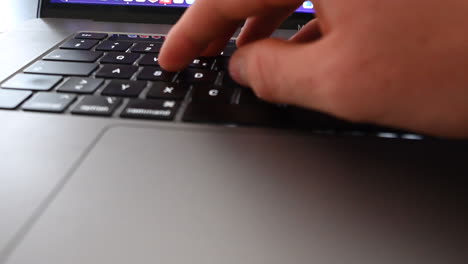 un usuario de una computadora portátil intenta encontrar una tecla en su teclado, uso de la computadora, mensaje y escritura