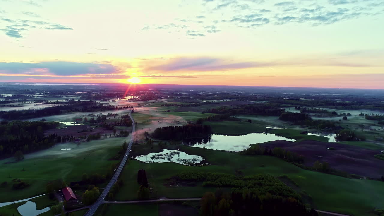 일출 빛에 호수, 도로 및 날아다니는 안개가 있는 공중 비행 아름다운 목가적인 풍경