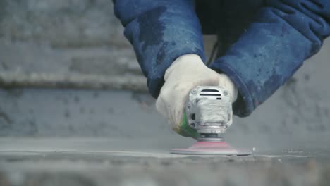 trabajador moliendo hormigón
