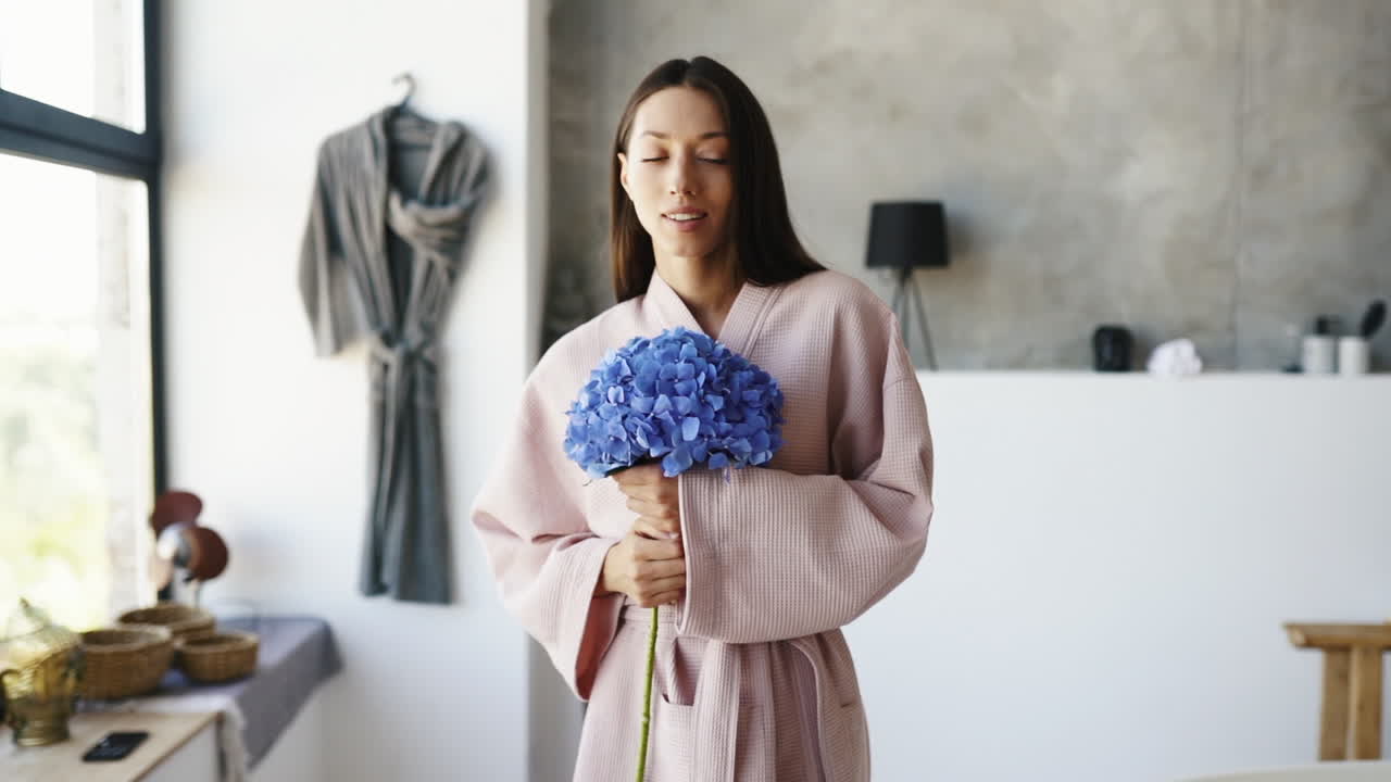 꽃 을 들고 있는 욕조 를 입은 여자