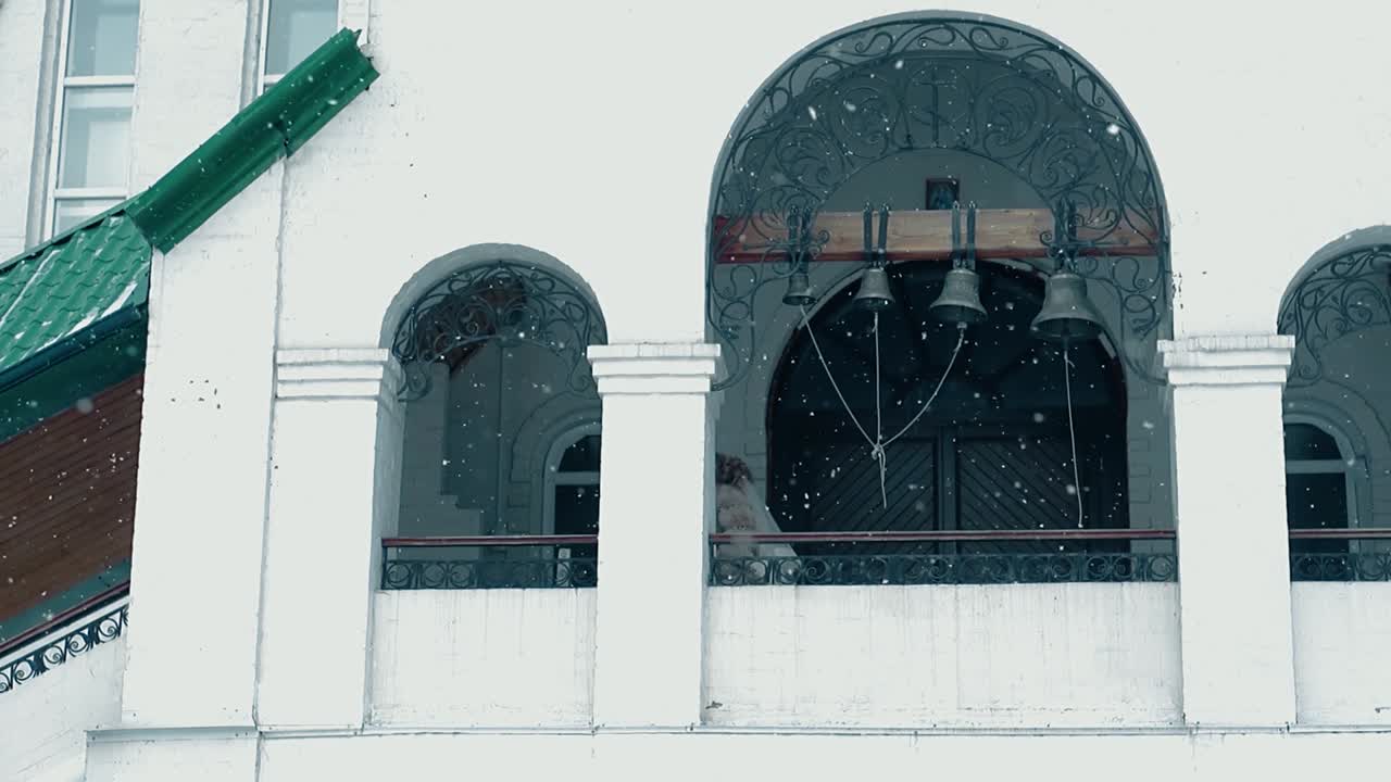 los recién casados salen de la iglesia.