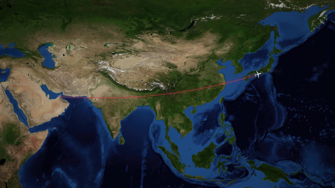 Animazione di una mappa satellitare che traccia un aereo commerciale in volo da Dubai a Tokyo attraverso il continente.