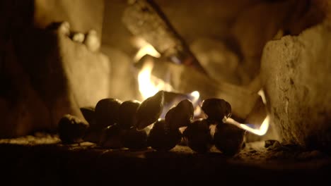 Los-Mejillones-Forrajeros-Silvestres-Se-Cocinan-Lentamente-Al-Vapor-Y-Se-Cocinan-Frente-A-Un-Fuego-De-Leña-Abierto-En-Una-Chimenea-Antigua