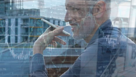 animation des globus und grafiken über einen glücklichen kaukasischen mann mit smartphone