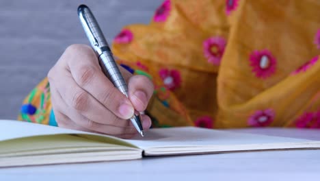 mujer escribiendo en un cuaderno