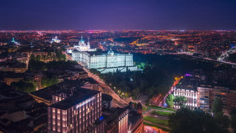 Zeitraffer-Des-Madrider-Königspalastes-Und-Der-Almudena-Kathedrale-Bei-Nacht