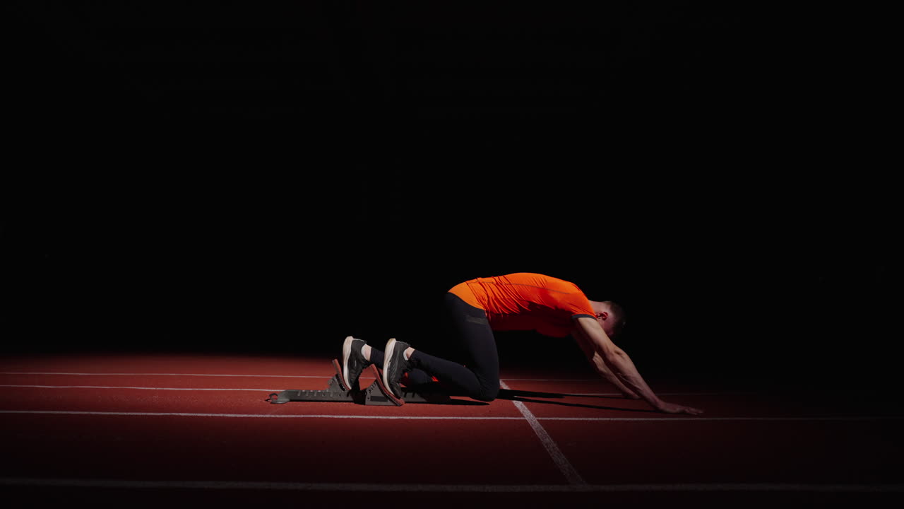 Atleta che si prepara per lo sprint