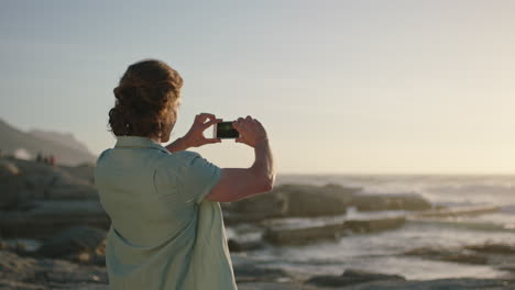 Porträt-Eines-Gutaussehenden-Mannes,-Der-Bei-Sonnenuntergang-Am-Strand-Fotografiert