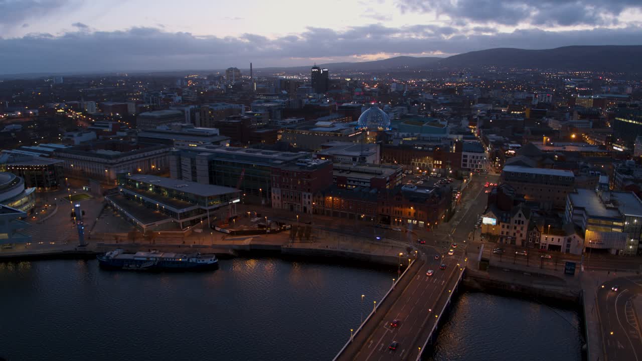 sobrevuelo aéreo del centro de la ciudad de belfast y el río lagan por la noche