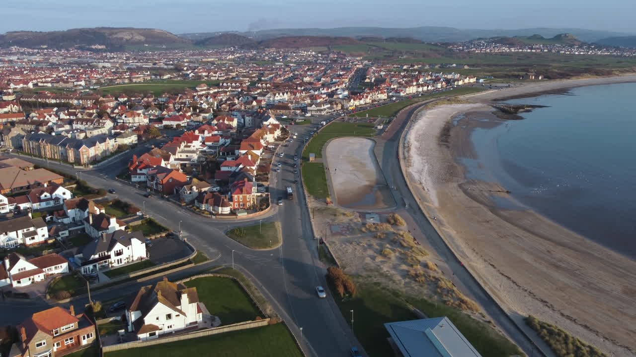 Luftaufnahme des Südstrandes und der Küstenlinie von Llandudno an einem sonnigen Abend, im Anflug vom Great Orme, Clwyd, Nordwales, UK.