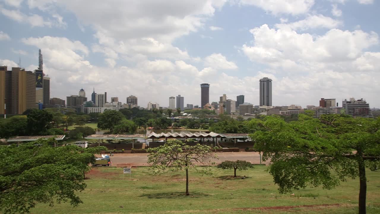 panorâmica do horizonte de nairobi à esquerda e jardins públicos em primeiro plano