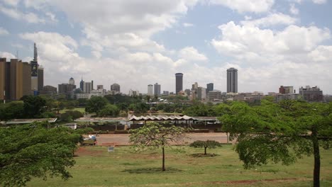 Nairobi-Skyline-Schwenk-Nach-Links-Und-öffentliche-Gärten-Im-Vordergrund