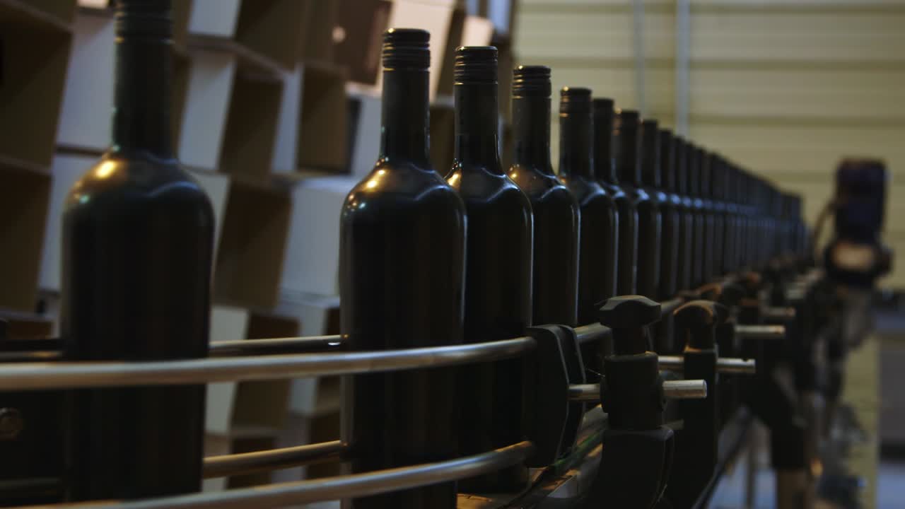 와이너리: 공장 창고의 보틀링 및 밀봉 컨베이어 라인