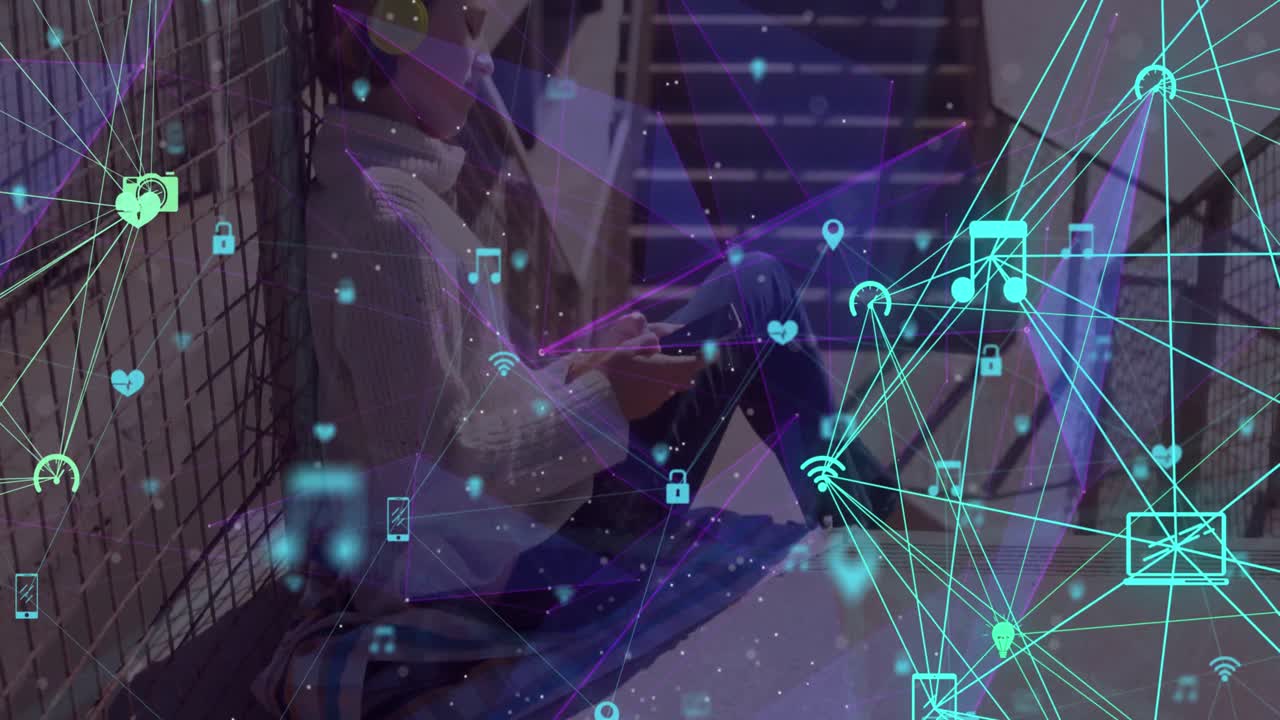 globo de iconos digitales girando contra una mujer caucásica usando un teléfono inteligente mientras estaba sentada en las escaleras