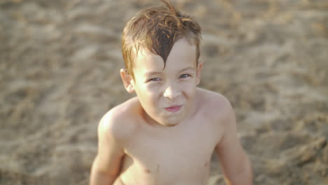 niño en la playa y sus bolas de arena