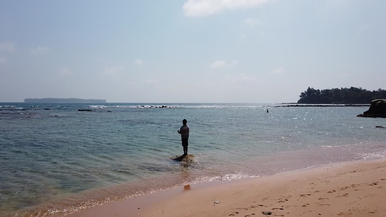 두 명의 어부가 안다만 섬의 만조 때 멀리 떨어져 있습니다.