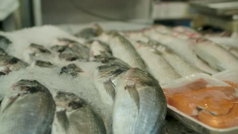 pescado fresco sobre hielo en un mercado local