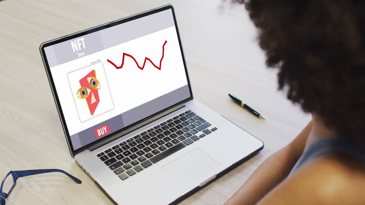 mujer de negocios afroamericana usando una computadora portátil para llamadas de video con procesamiento de datos