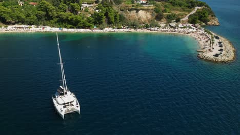 vista aérea de un velero en la bahía de kasjuni en split croatia