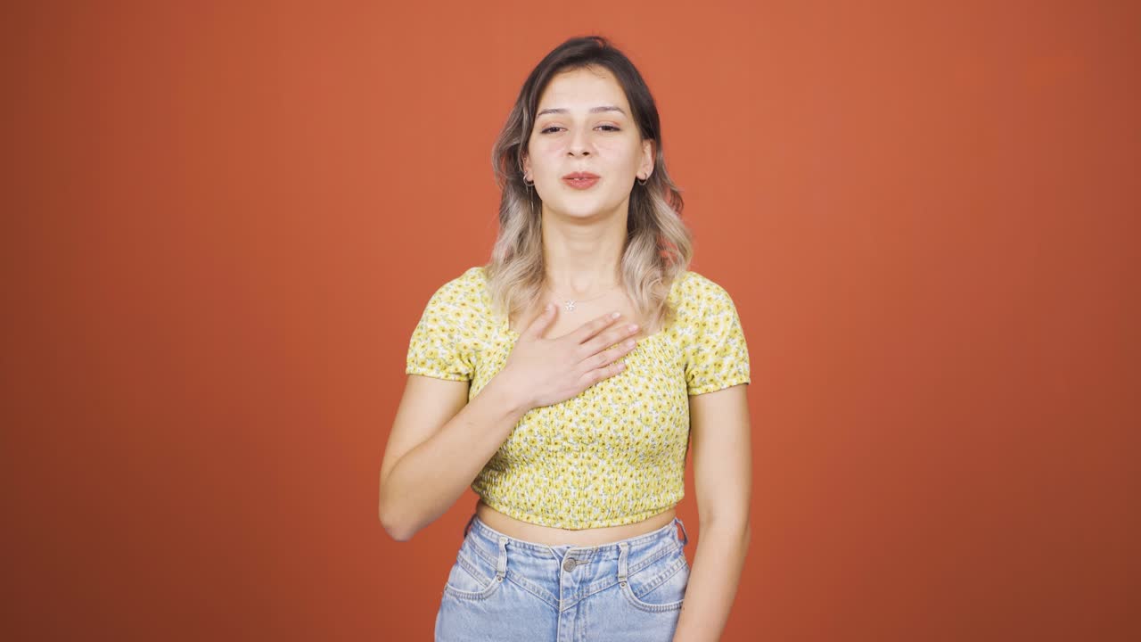 mujer joven con dificultad para respirar.