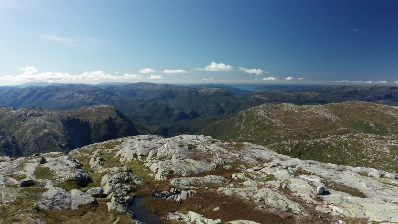 노르웨이 국기를 들고 정상 산 정상에 서있는 사람을 통해 공중 비행