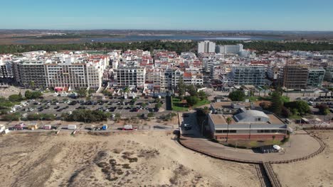 Vista-Panorámica-De-La-Playa-Praia-De-Monte-Gordo-Cerca-De-La-Ciudad-De-Monte-Gordo-En-El-Este-De-Algarve,-Portugal