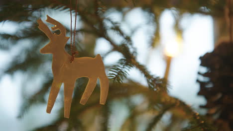 Weihnachtsschmuck---Rentier-Aus-Wolle-Auf-Einem-Weihnachtsbaum,-Schweden,-Nahaufnahme