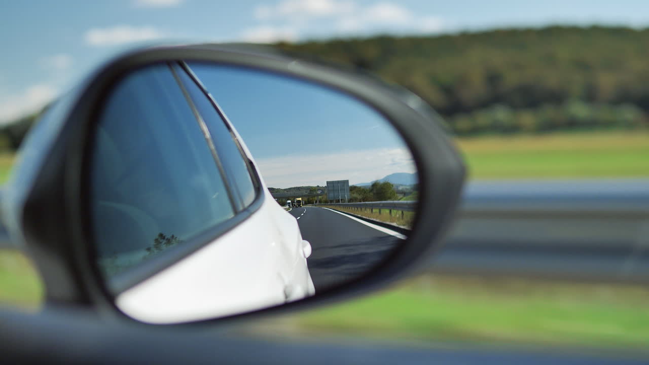 Specchietto retrovisore laterale di un'auto bianca