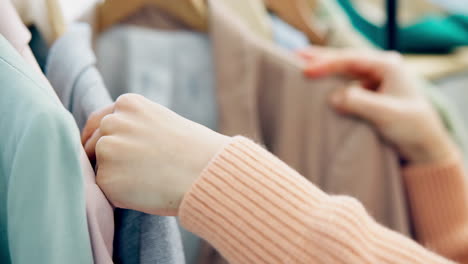 moda, elección de ropa y manos en el centro comercial