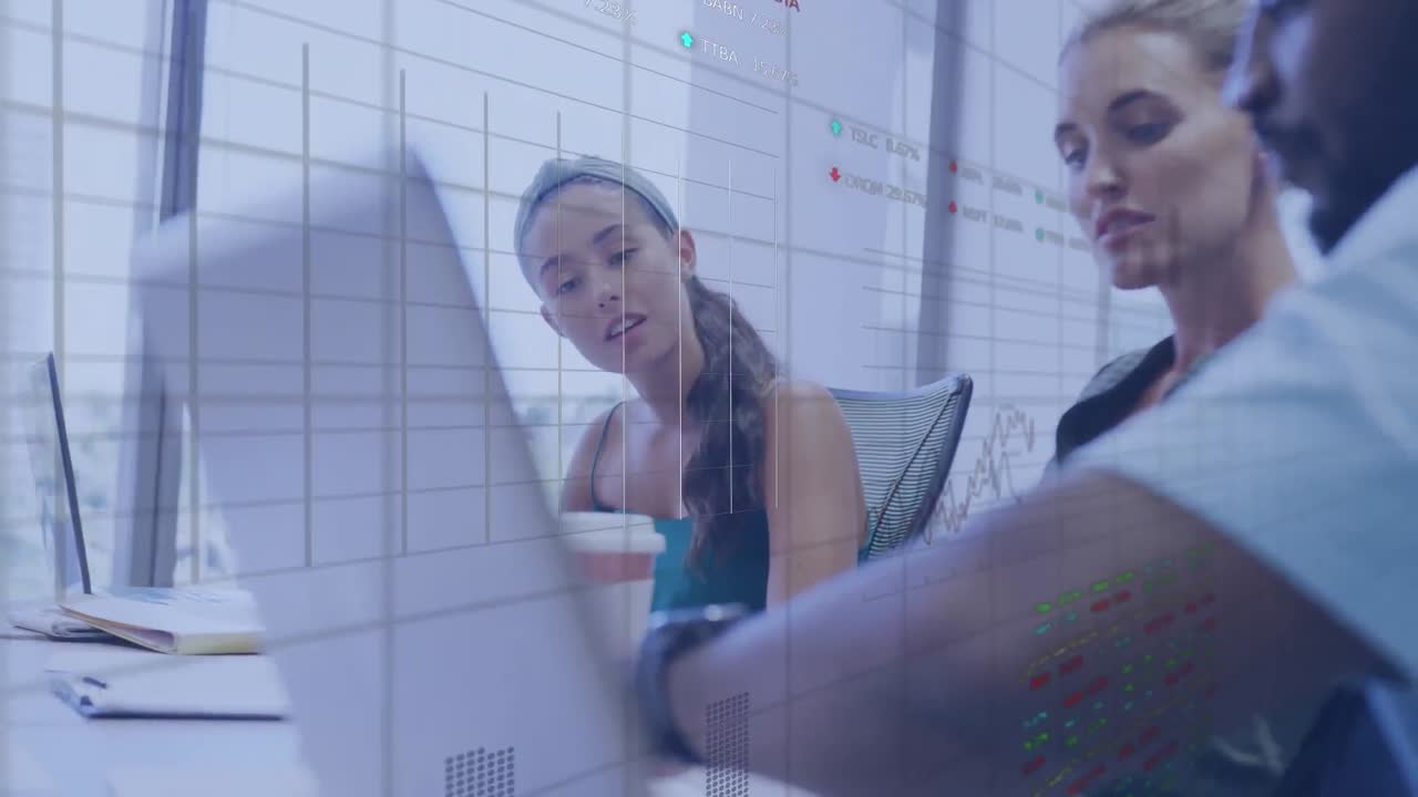 다양한 동료들이 사무실에서 노트북을 통해 논의하는 주식 시장 데이터 처리 애니메이션