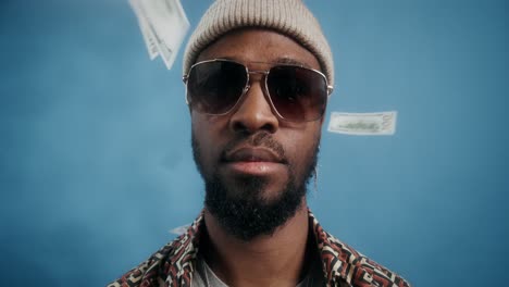 hombre con dinero.