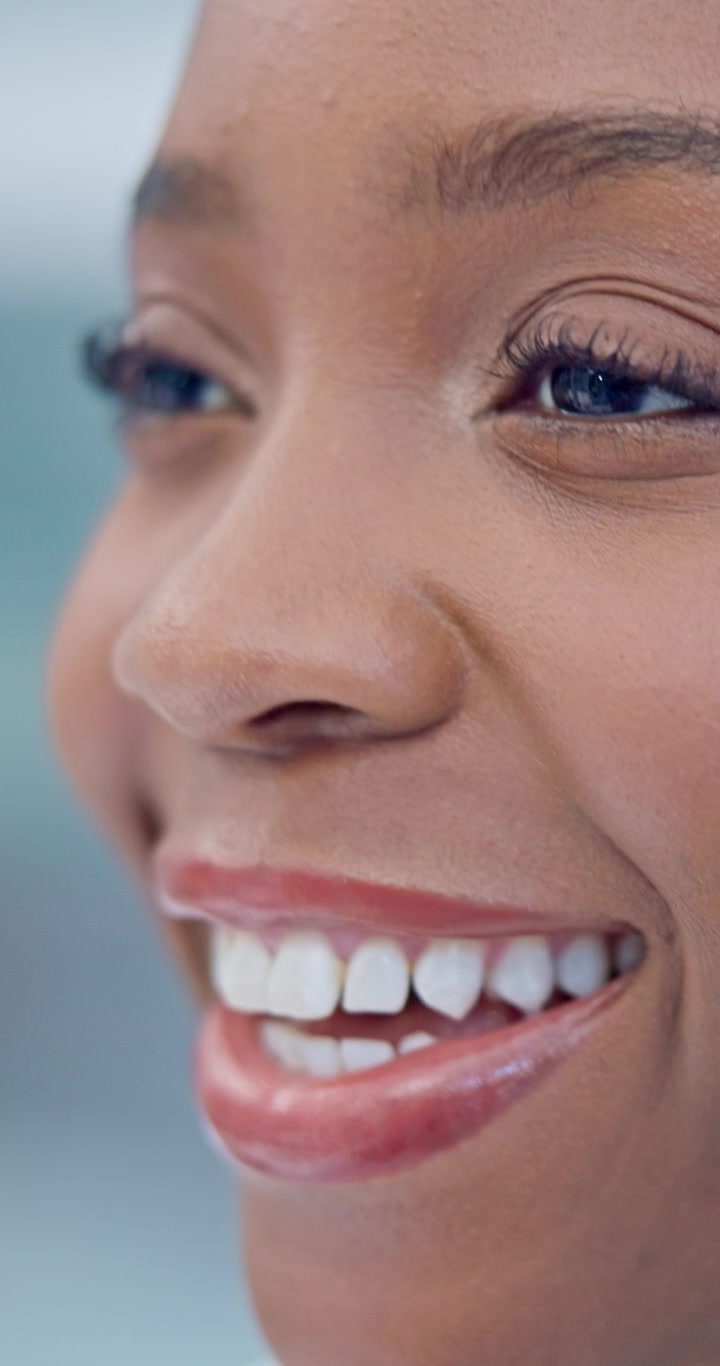 Primo Piano di una Giovane Donna Sorridente con gli Occhi Chiusi