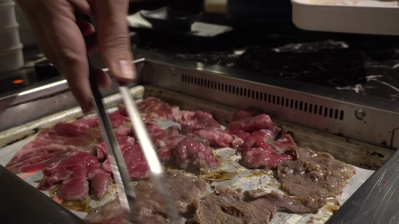 그릴에서 거의 준비가 된 많은 쇠고기 조각을 볼 수 있습니다.